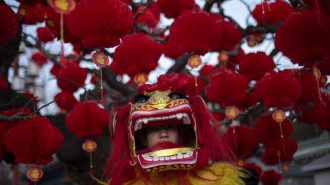 China recibe entre festejos el año de la serpiente, símbolo tradicional de sabiduría