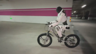 Robot humanoide es capaz de andar en bicicleta y en scooter