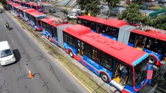 Quito “viaja” hacia la movilidad sostenible con 60 trolebuses eléctricos llegados de China