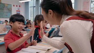 La maestra que motiva a los alumnos de zonas rurales a no abandonar sus estudios