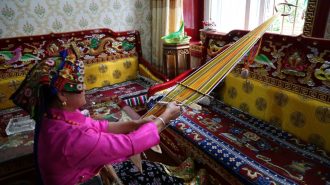 Tejedoras de cinturones, la artesanía textil que mantiene viva a la aldea Qiudi en China