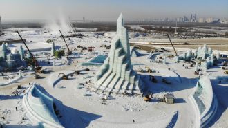 China construye su tradicional “Mundo de Hielo y Nieve” en Harbin