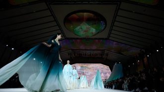 Beijing inauguró su Semana de la Moda con espectacular desfile