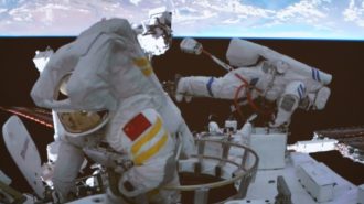 Taikonautas cumplen su primera misión fuera de la estación espacial