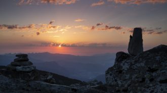 El majestuoso amanecer en la montaña china Caolianling
