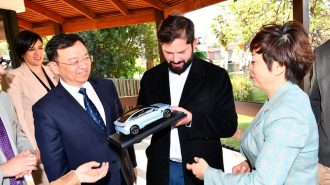 Presidente Boric se reunió con fundador de BYD previo a su viaje a China