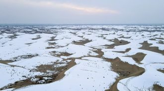 Bajo la nieve: Las impresionantes postales del desierto chino