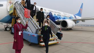 Llegan a Beijing los delegados que participarán en el XX Congreso Nacional del Partido Comunista de China