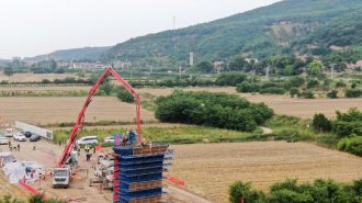 A toda marcha avanza la construcción del muelle que llevará el ferrocarril de alta velocidad al noroeste de China