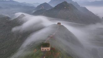 Las impresionantes imágenes de la Gran Muralla envuelta en la niebla