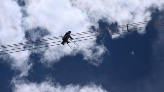 Trabajadores superan desafíos extremos en el mantenimiento de la red eléctrica de alta altitud en China