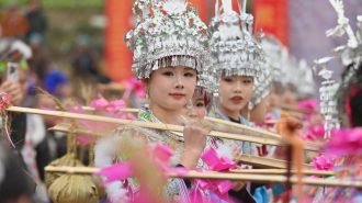 Bainiaoyi: Un festival de música y danza étnica en el corazón de China