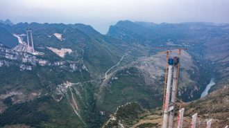 China terminó la torre principal del puente que será el más alto del mundo