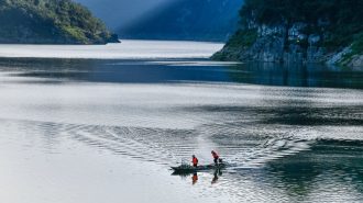 Pareja de aldeanos lidera el esfuerzo de limpieza del río Wujiang en China