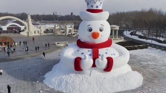 Muñeco de nieve gigante adorna la Isla del Sol en China
