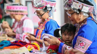El condado chino que empodera a las mujeres a través del bordado étnico