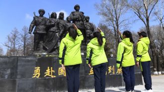 Estudiantes rinden homenaje a mártires en China previo al Festival Qingming