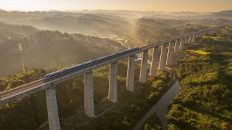 China estrenó tren bala para conectar regiones del sur