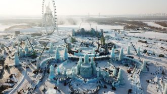 Harbin construye a toda marcha su famoso parque de nieve