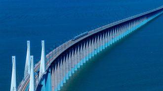 China inauguró su primer tren bala que cruza el mar: Alcanza los 350 km/h